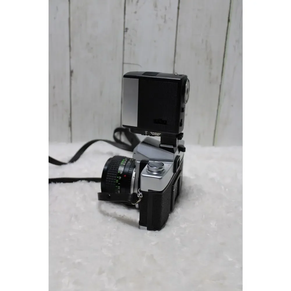 Minolta SRT 202 35mm Film Camera w/ Rokkor-X 50mm f/1.4 Lens & Vivitar Flash